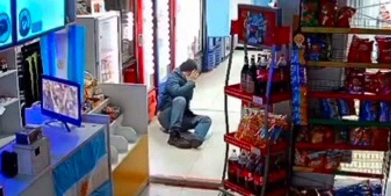 Un quiosquero se descompensó durante el partido pero su compañero lo “ayudó a festejar"