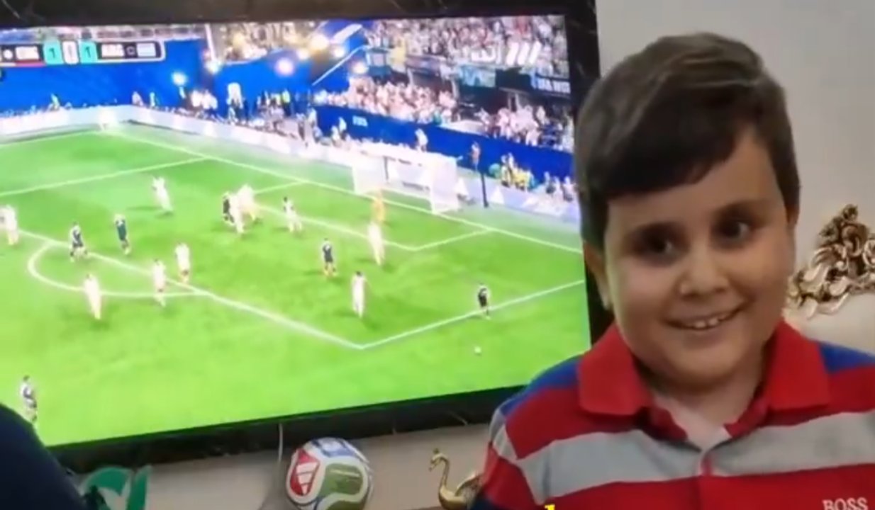 Triunfo argentino: la emoción del nene iraní ciego que vive los partidos gracias a su padre