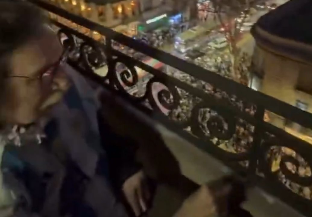 Gran video: Charly García salió a su mítico balcón a ver cómo la gente festejaba en la calle
