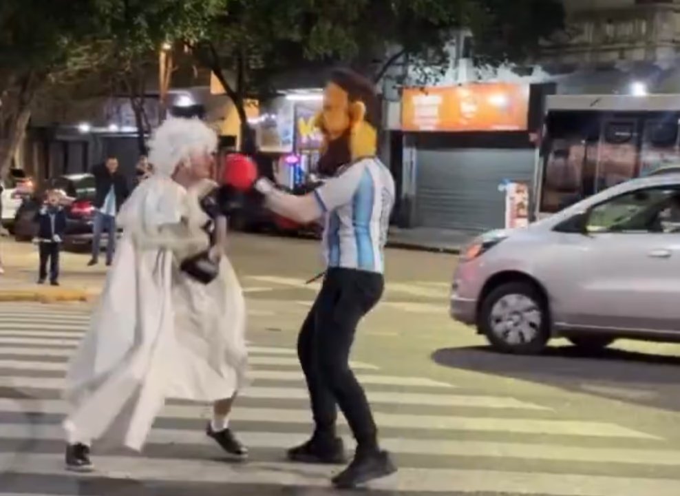 En los festejos, la reina de Inglaterra y Leo Messi se agarraban a trompadas cada vez que se ponía rojo el semáforo