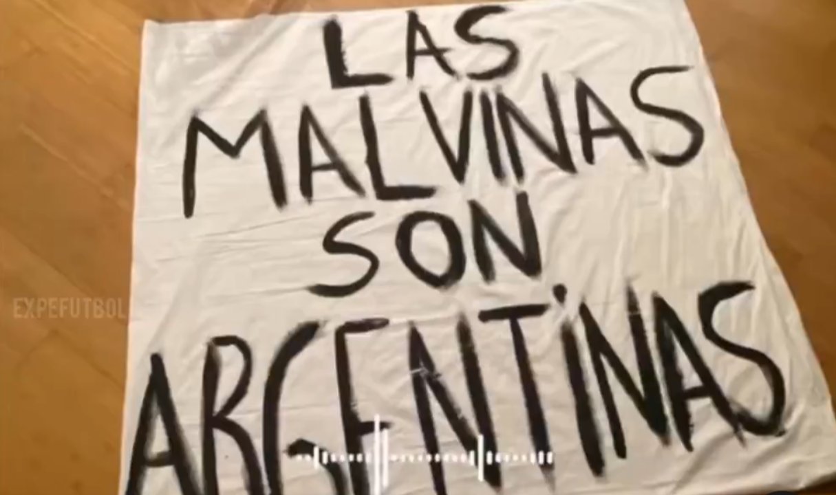 Se viralizó el audio del hincha que hizo la bandera de Malvinas que terminó en manos de los jugadores