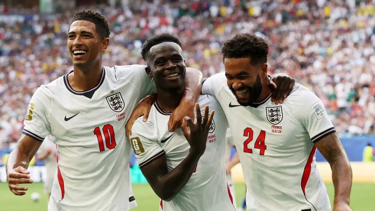 En un partido con 10 goles, Inglaterra se impuso a Francia, se quedó con el tercer puesto y las redes celebraron