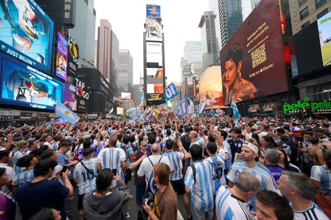 Los impactantes videos del masivo banderazo argentino: a pesar de la lluvia miles de hinchas coparon Times Square