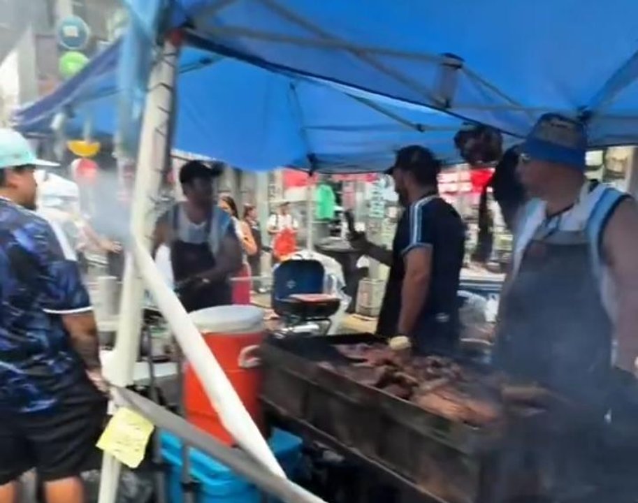 ¿Nueva York o Avenida de Mayo en un día de marchas? los argentinos armaron unas parrillas en las calles y el Times Square se llenó de humo