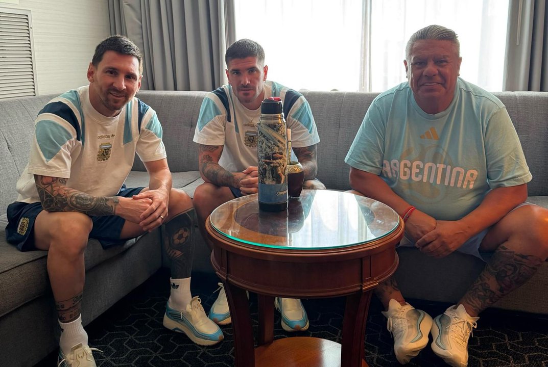 La foto viral y cabulera de Messi, De Paul y Chiqui Tapia que revolucionó las redes