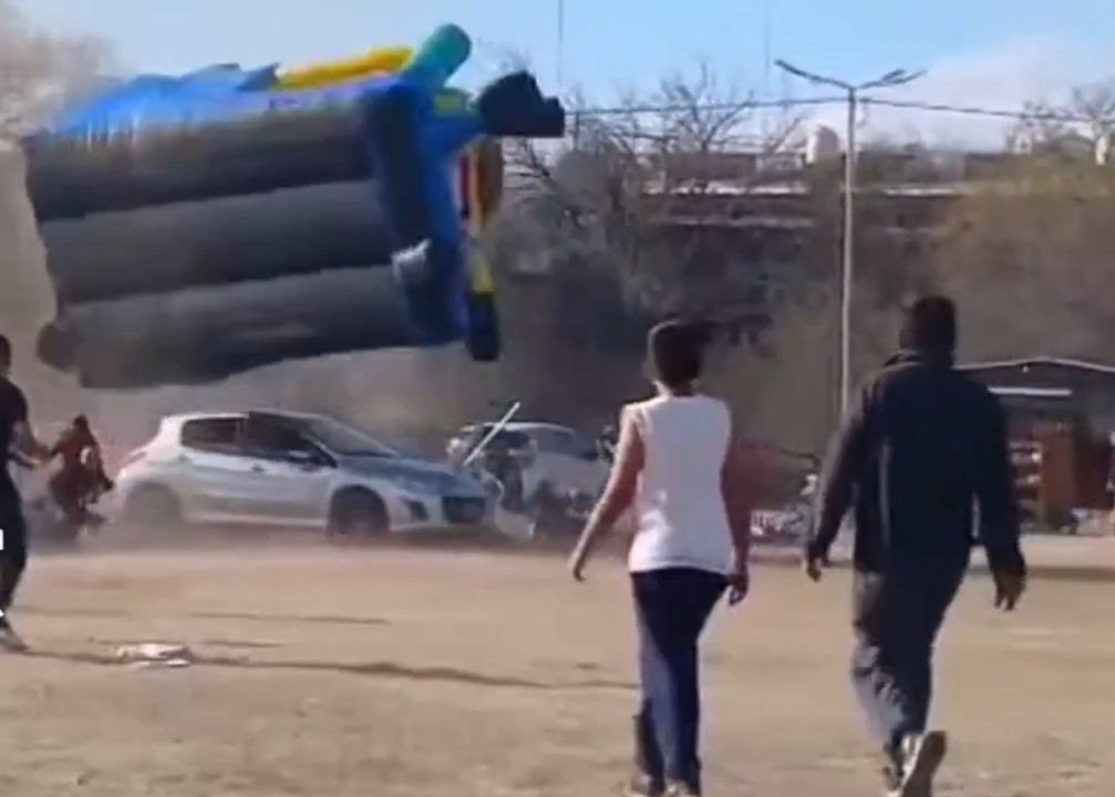 Escena dramática en Córdoba: el viento levantó un inflable por el aire con nenes adentro