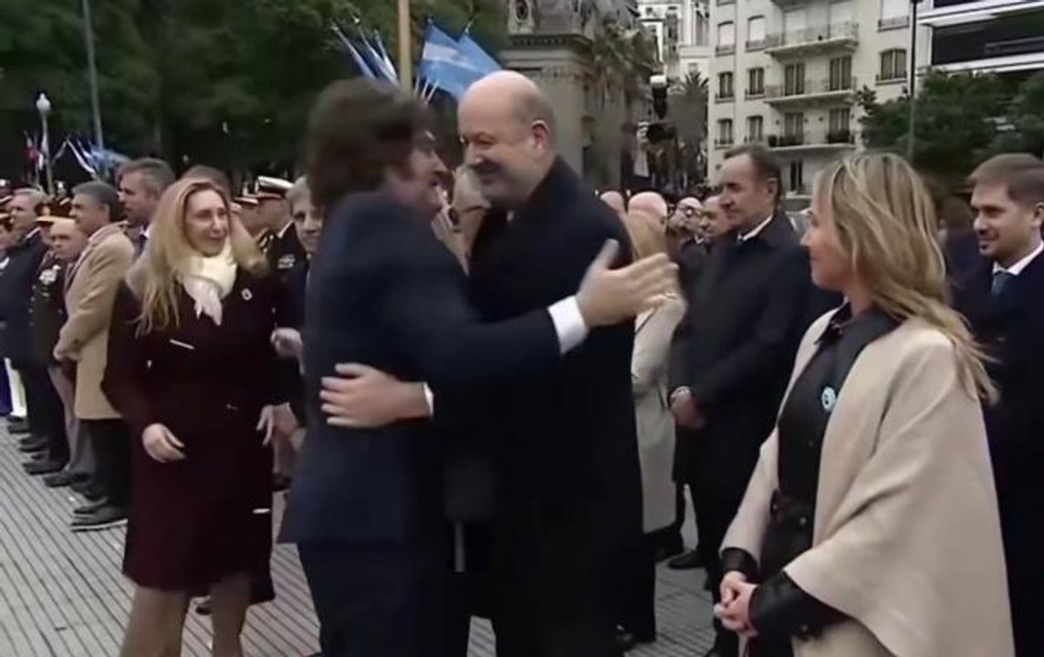 Milei le dio un abrazo de respaldo a Sturzenegger, pero las redes lo comparan con el fallido apoyo a Adorni