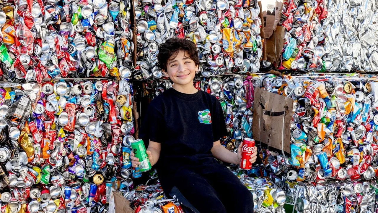 Recicla latas para una red solidaria y su historia emociona a todos: de qué se trata