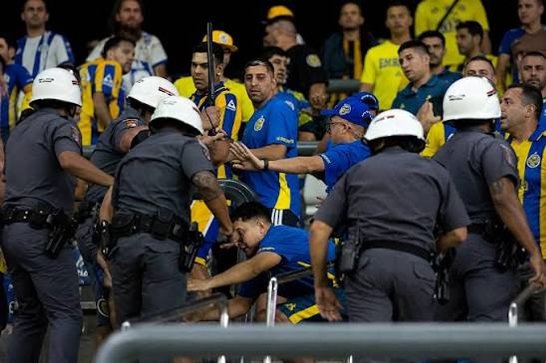 Otra vez la policía brasileña: violenta represión a los hinchas de Rosario Central
