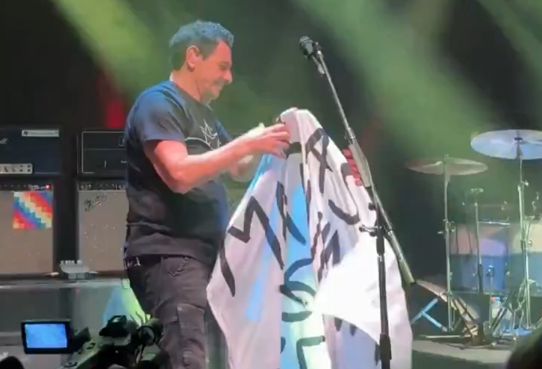 En pleno show: la tremenda frase de Mollo contra el gobierno cuando sacó una bandera de Malvinas