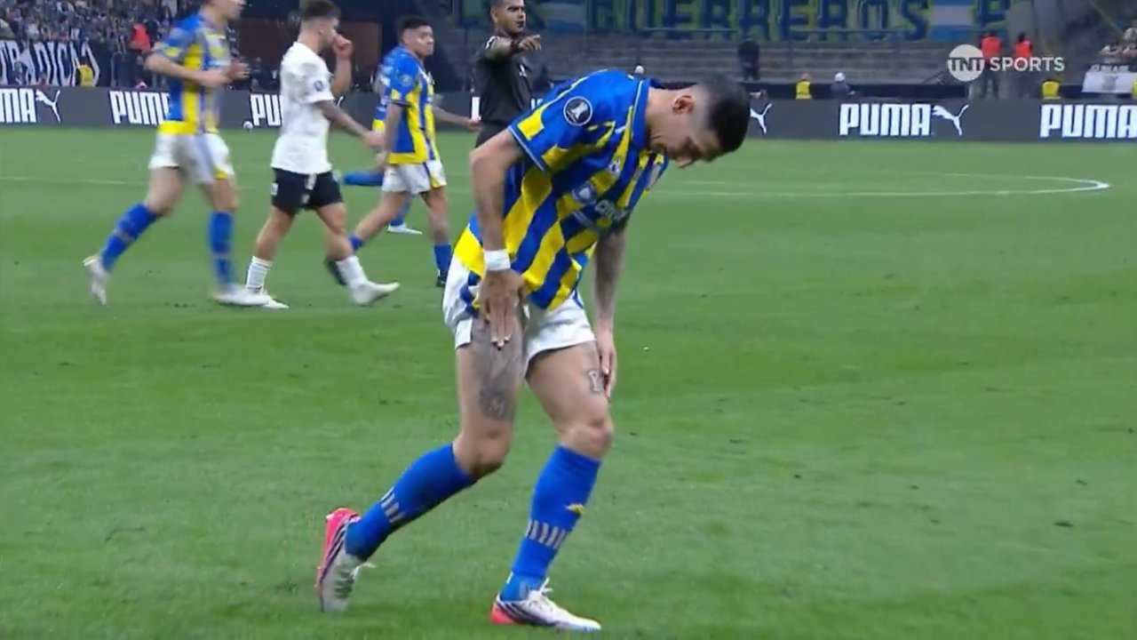 Di María les mostró el tatuaje de la Copa del Mundo a los hinchas del Corinthians que lo hostigaban