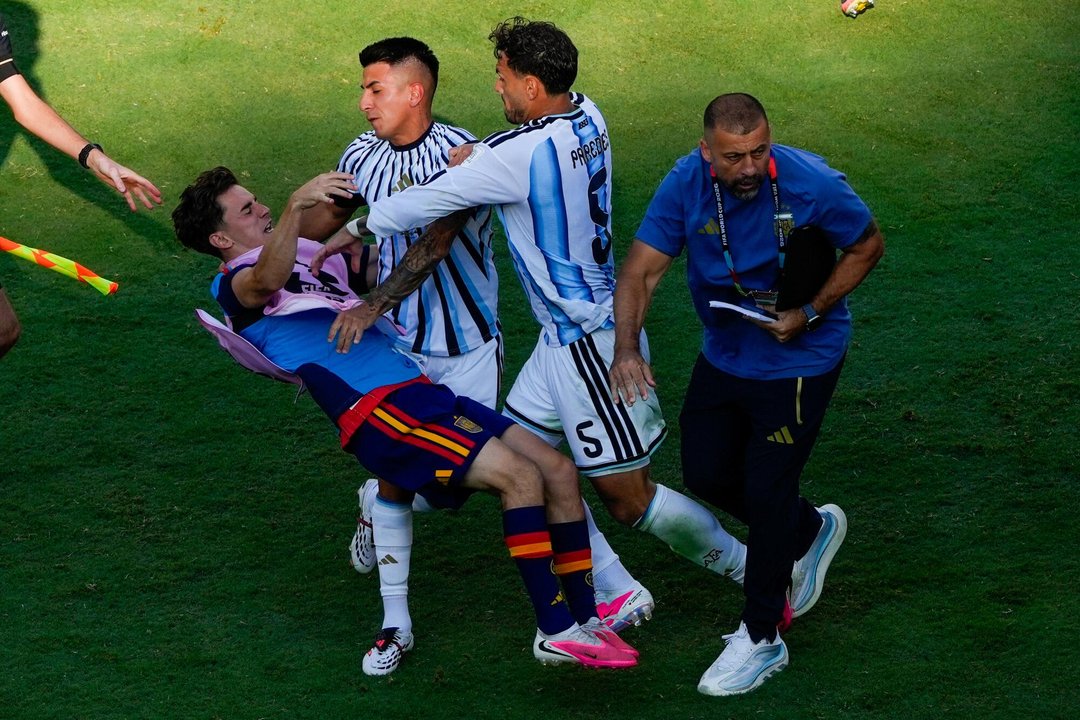 Las reacciones en las redes a las durísimas sanciones que le puso la FIFA a la AFA, Paredes y Molina