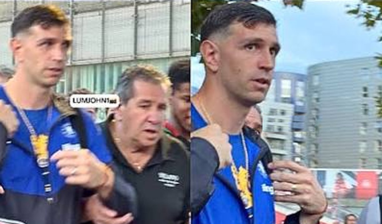 El Dibu Martínez se fue caminando del estadio de Arsenal tras la derrota de Chelsea y pasó esto
