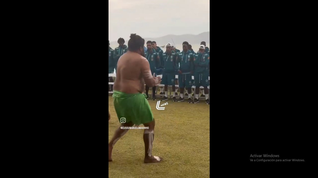 Los jugadores de Brasil no pudieron aguantar la risa ante la ceremonia que le hicieron los pueblos originarios de Australia