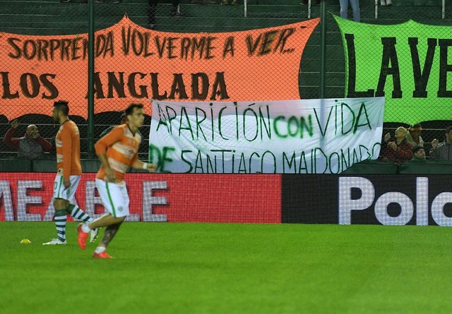 La bandera de Banfield que pide por Santiago Maldonado