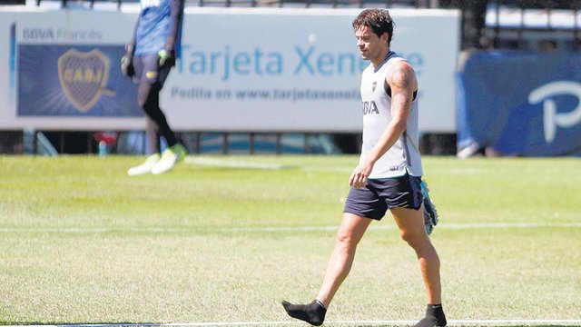 Gago no se entrenó y no jugará el domingo: ¿quién lo reemplaza?