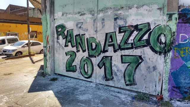 Randazzo desacata a Cristina y empapela Avellaneda con eslogan propio
