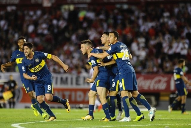 Un jugador de Boca, a las piñas en Punta del Este
