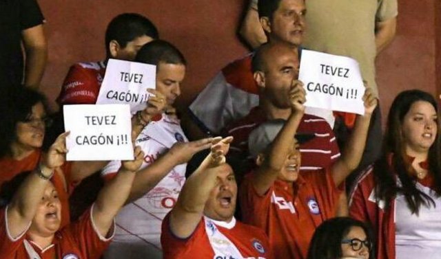 Banderas y cantitos para Tevez y Macri en La Paternal