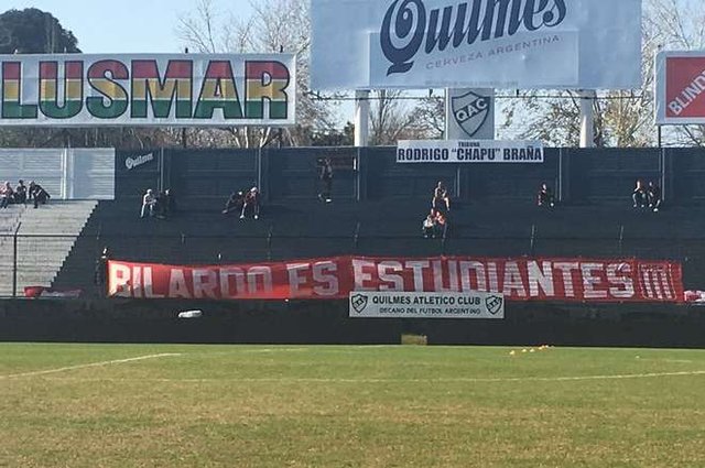 La hinchada 'Pincha' colgó banderas en apoyo a Verón y Bilardo