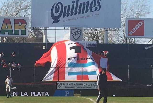 La hinchada 'Pincha' colgó banderas en apoyo a Verón y Bilardo