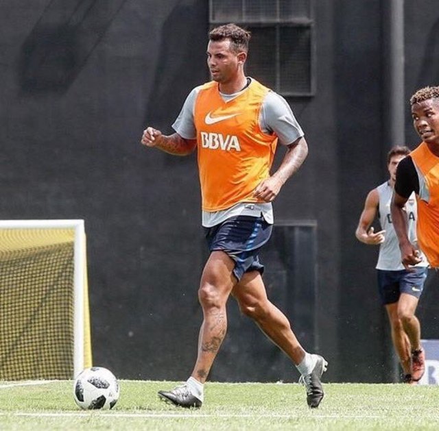 El golazo imposible de rabona que hizo Cardona en la práctica de Boca