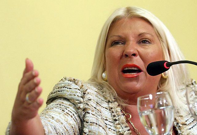 La insana obsesión de Carrió con ‘poner y sacar' muertos