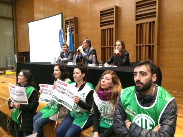 Escrachan a Esteban Bullrich por pedido de condiciones laborales dignas