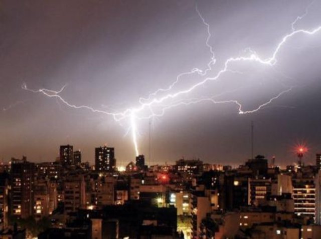 Se espera un viernes lluvioso y hay alerta por "tormentas fuertes"