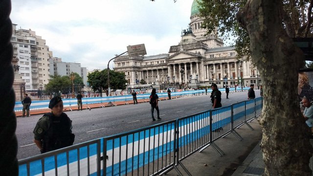 Para evitar protestas, la Ciudad está vallada a la espera de Macri