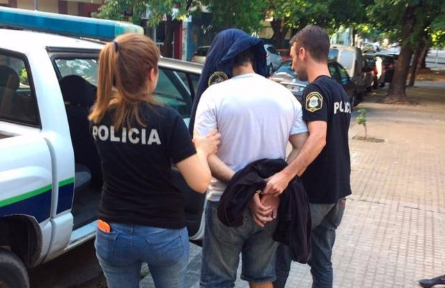 Detienen a profesor de inglés acusado de abusar de unos 40 menores