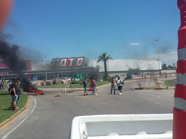 Fuerte reclamo por bolsones de comida en un Coto de Ezeiza