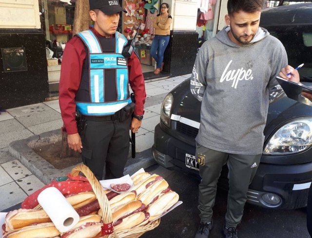Indignación y bronca por la detención de un vendedor ambulante