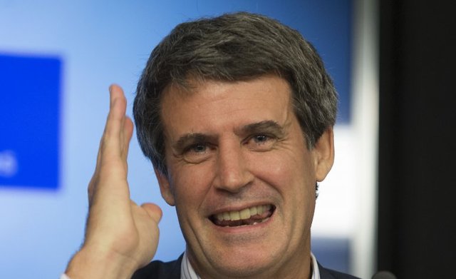 Una publicidad se burla de la salida de Prat Gay del Gobierno