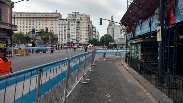 Para evitar protestas, la Ciudad está vallada a la espera de Macri
