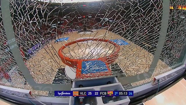 ¡Una bestia! volcó la pelota con tanta potencia que rompió el aro