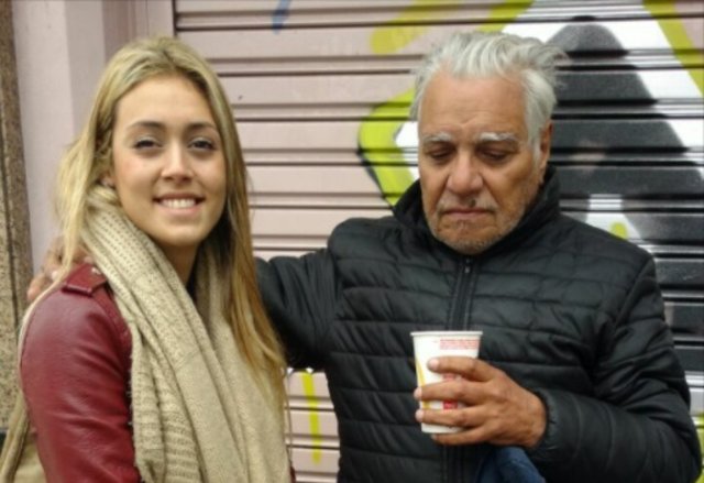 Un hombre que busca trabajo y duerme en la calle se volvió viral