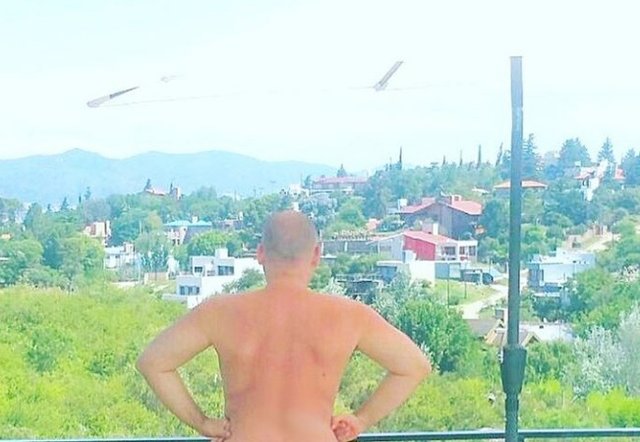José María Muscari subió una foto desnudo a las redes por cábala