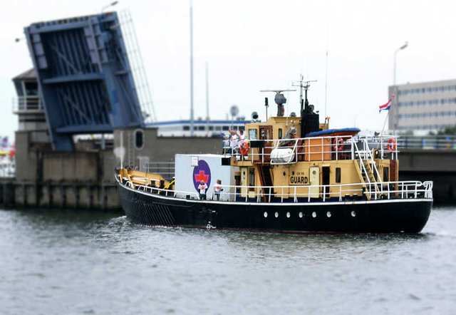 Retienen a un barco que realiza abortos en aguas internacionales
