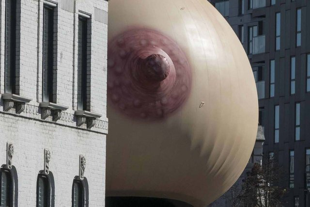 En Londres, una teta gigante causó sensación en el día de la madre