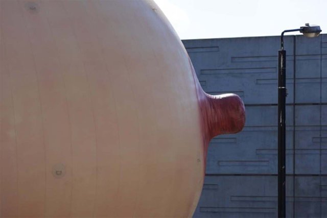 En Londres, una teta gigante causó sensación en el día de la madre