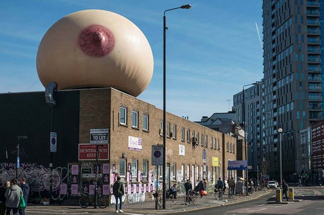 En Londres, una teta gigante causó sensación en el día de la madre