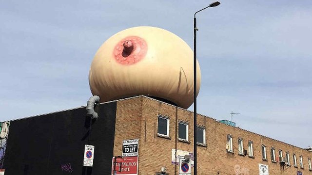 En Londres, una teta gigante causó sensación en el día de la madre