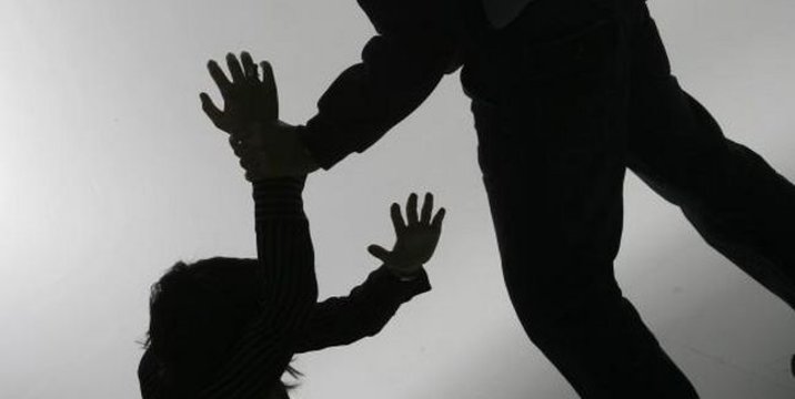 Un hombre golpeó brutalmente a su mujer mientras amamantaba a su bebe