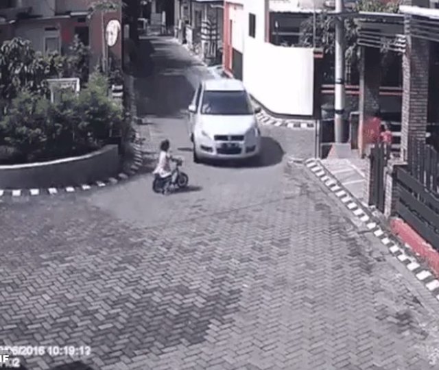 Impresionante video de cómo un auto pasa por encima de una chiquita