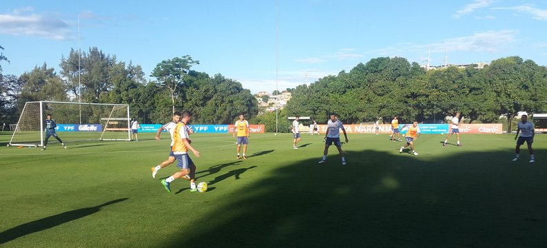 Bauza ensayó fútbol y dio pistas del equipo que parará frente a Brasil