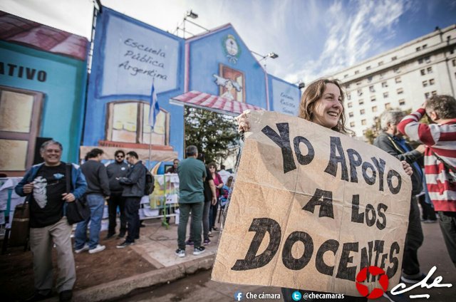 Docentes exigen que no quede "ningún maestro bajo la línea de pobreza"