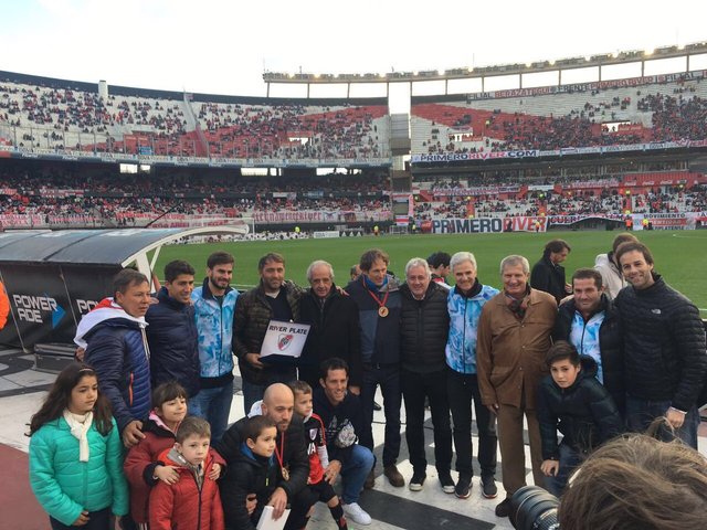 El homenaje del fútbol al 'Chapa' Retegui y sus Leones de oro