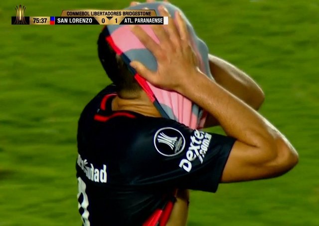 Así de mal pateó el penal que desvió Nicolás Blandi