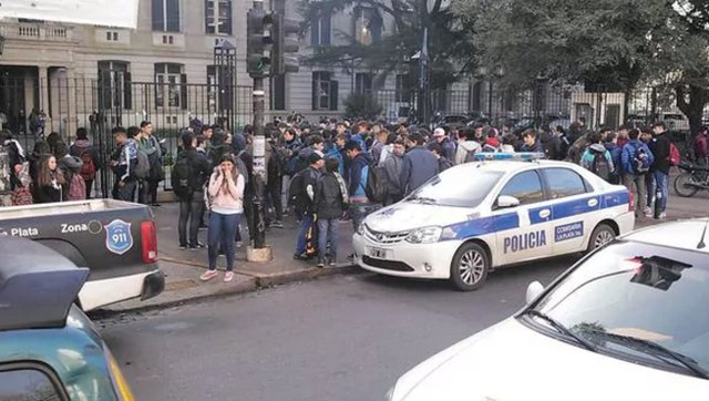 La menor que se quiso matar en el aula dejó una nota suicida